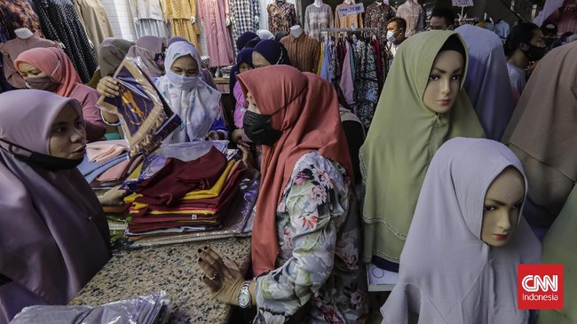 FOTO: Pasar Tanah Abang Ramai Pengunjung di Akhir Pekan