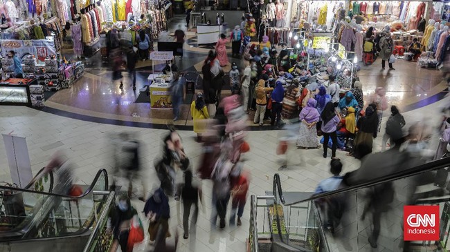 Ekonom menyebut THR hanya memberikan dampak sementara ke ekonomi dalam negeri. Agar ekonomi tetap kuat, daya beli masyarakat harus tetap dijaga.