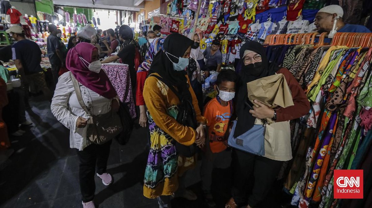 FOTO: Pasar Tanah Abang Ramai Pengunjung di Akhir Pekan
