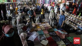 FOTO: Pasar Tanah Abang Ramai Pengunjung di Akhir Pekan