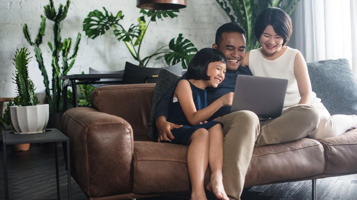 FWD Asuransi Jiwa Jawab Tantangan Finansial Orang Tua Muda