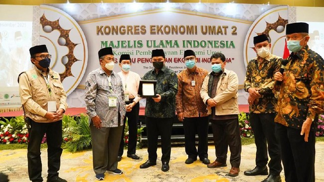 Menteri BUMN Erick Thohir menerima penghargaan sebagai Penggerak Ekonomi Syariah atas komitmen dan konsistensi menggerakkan berbagai potensi ekonomi nasional.