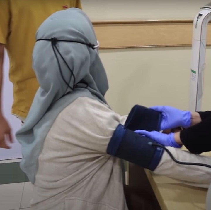 <p>Dalam kesempatan tersebut, Lesti Kejora terlebih dahulu menjalani pemeriksaan tekanan darah, Bunda. (Foto: Youtube Leslar Entertainment)</p>