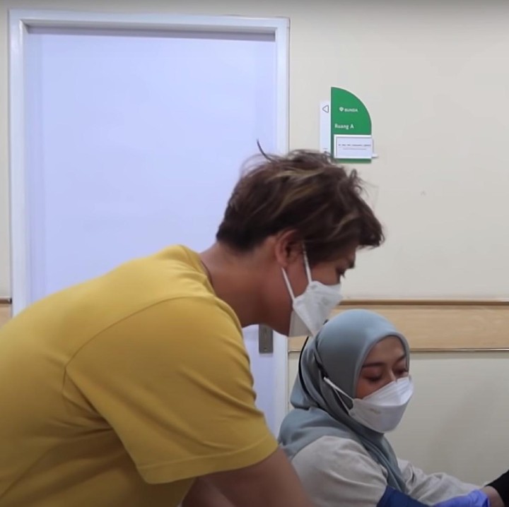 <p>Lesti Kejora ditemani sang suami, Rizky Billar, ke dokter kandungan di sebuah rumah sakit untuk memeriksakan kondisi janin dan bundanya, beberapa waktu lalu. (Foto: Youtube Leslar Entertainment)</p>