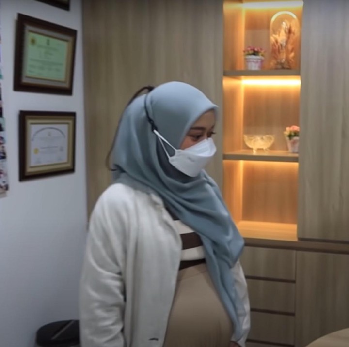 <p>Selanjutnya, Lesti Kejora bertemu dengan dokter kandungan untuk berkonsultasi dan menjalani USG. (Foto: Youtube Leslar Entertainment)</p>