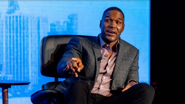 Sejumlah upaya perjalanan ke luar angkasa untuk jurnalis AS dilakukan sejak 1980-an. Namun niat itu baru akan terealisasi oleh Michael Strahan pada 2021.