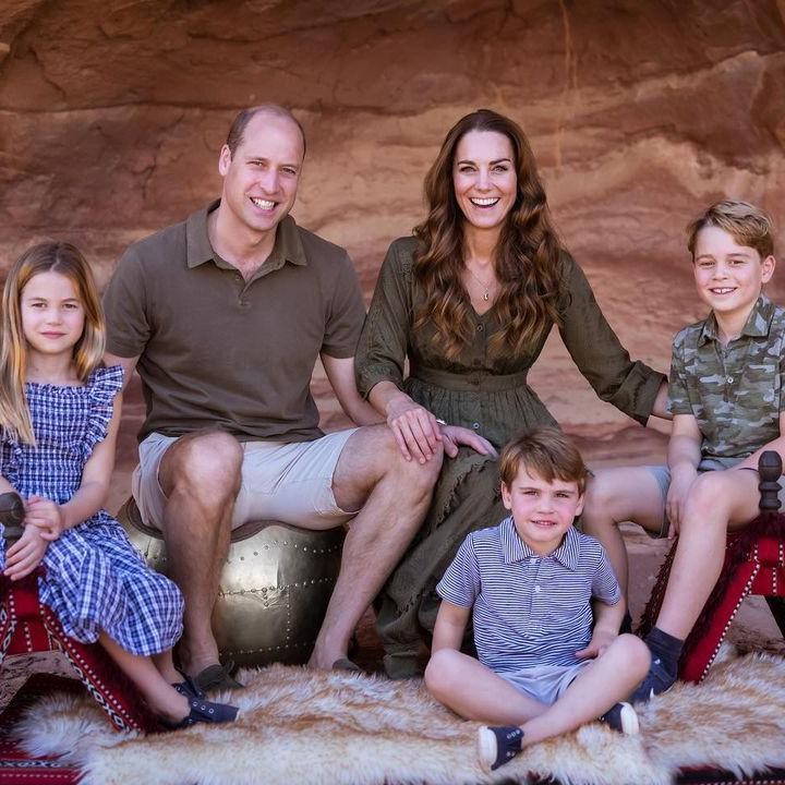 <p>Dua tahun sebelumnya, William dan Kate tampil kompak memakai busana warna cokelat. Sedangkan ketiga anak mereka, George, Charlotte, dan Louis memakai busana serba biru. "Senang berbagi foto baru keluarga, yang ditampilkan di kartu Natal tahun ini," tulis mereka, dikutip dari akun @princeandprincessofwales. (Foto: Duke and Duchess of Cambridge)</p>