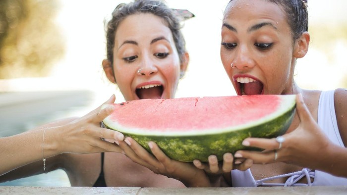 Beaupicks: 4 Rekomendasi Serum Ekstrak Watermelon yang Bisa Hempas Kulit Kering