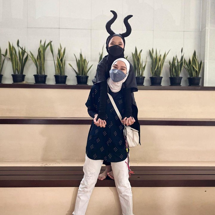 <p>Zaskia menuturkan bahwa putri sulungnya itu memutuskan untuk menggunakan hijab di usia 5-6 tahun. (Foto: Instagram @zaskiadyamecca)</p>