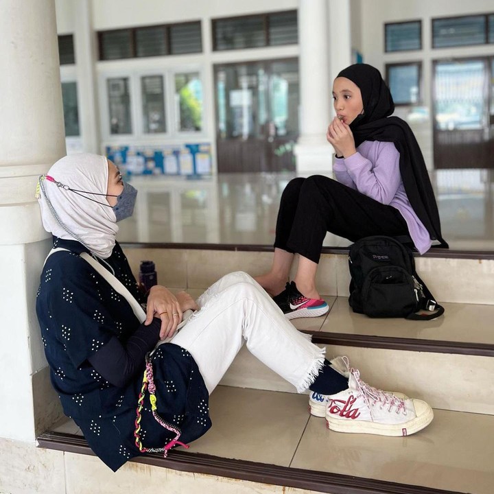 <p>Menurut Zaskia, ia tak pernah memaksakan kedua anak perempuannya berhijab. Selain belum wajib untuk usianya, ia ingin Si Kecil mengenakan hijab bukan karena terpaksa, tetapi butuh. (Foto: Instagram @zaskiadyamecca)</p>
