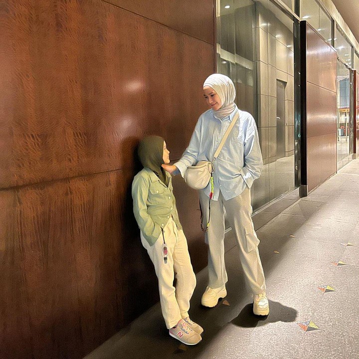 <p>Keinginan Sybil berhijab ternyata diikuti oleh sang adik, Kala Madali Bramantyo. Baru-baru ini Kala mulai belajar mengenakan hijab sendiri lho, Bunda. "Taunya hari ini pas mau jalan dia dandan sendiri turun2 da rapi dengan jilbabnya.'Wah da jilbaban Kal?''Ya dong mulai belajar,pengen aja,'" ucap Zaskia menceritakan percakapannya dengan sang putri. (Foto: Instagram @zaskiadyamecca)</p>