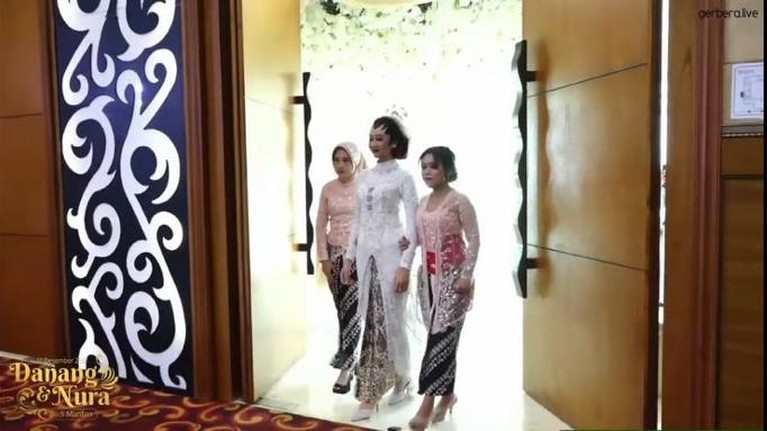 10 Potret Bahagia Danang DA dan Hemas Nura Kini Resmi Jadi Suami Istri Danang DA resmi mempersunting Hemas Nura dan kini menjadi sepasang suami istri pada Minggu (12/12). Yuk intip potretnya!