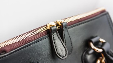 HATI-HATI DENGAN JARUM SAAT MENJAHIT RITSLETING TAS BUNDA