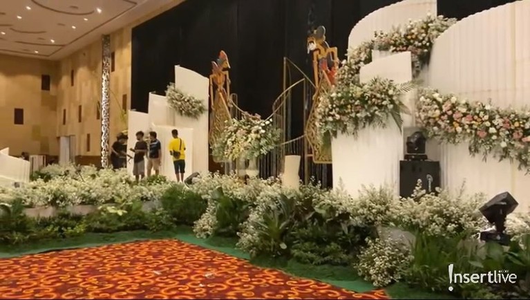 7 Dekorasi Mewah Pernikahan Danang DA & Hemas Danang DA dan Hemas Nura akan menikah hari ini di Alana Hotel Yogyakarta dengan mengusung adat Pakem Yogya. Yuk intip!