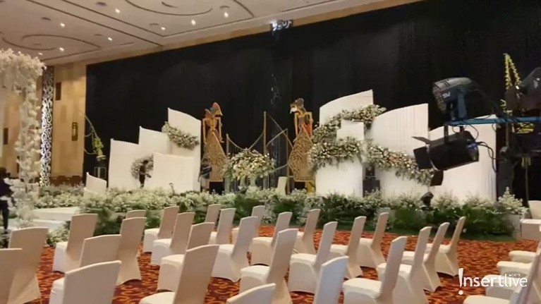 7 Dekorasi Mewah Pernikahan Danang DA & Hemas Danang DA dan Hemas Nura akan menikah hari ini di Alana Hotel Yogyakarta dengan mengusung adat Pakem Yogya. Yuk intip!