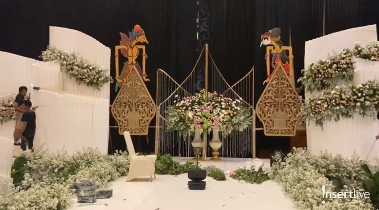 7 Dekorasi Mewah Pernikahan Danang DA & Hemas Danang DA dan Hemas Nura akan menikah hari ini di Alana Hotel Yogyakarta dengan mengusung adat Pakem Yogya. Yuk intip!