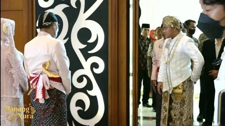 7 Momen Danang DA Resmi Nikahi Sang Kekasih Danang DA dan Hemas Nura akan menikah hari ini di Alana Hotel Yogyakarta dengan mengusung adat Pakem Yogya. Yuk intip!