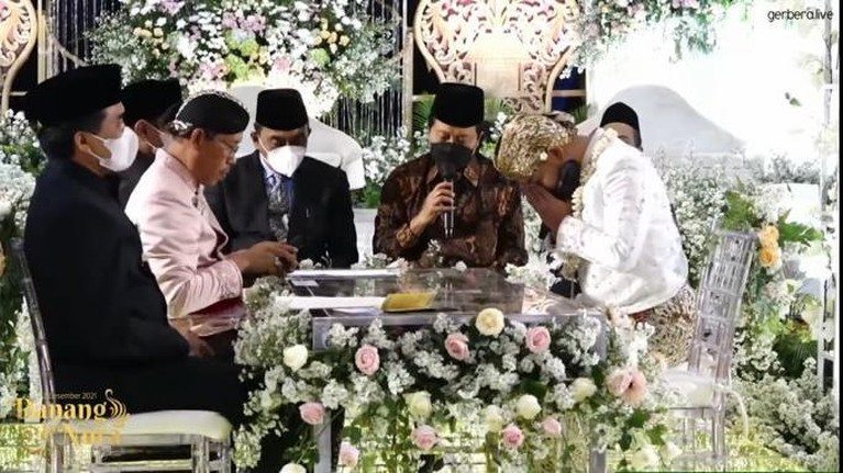7 Momen Danang DA Resmi Nikahi Sang Kekasih Danang DA dan Hemas Nura akan menikah hari ini di Alana Hotel Yogyakarta dengan mengusung adat Pakem Yogya. Yuk intip!