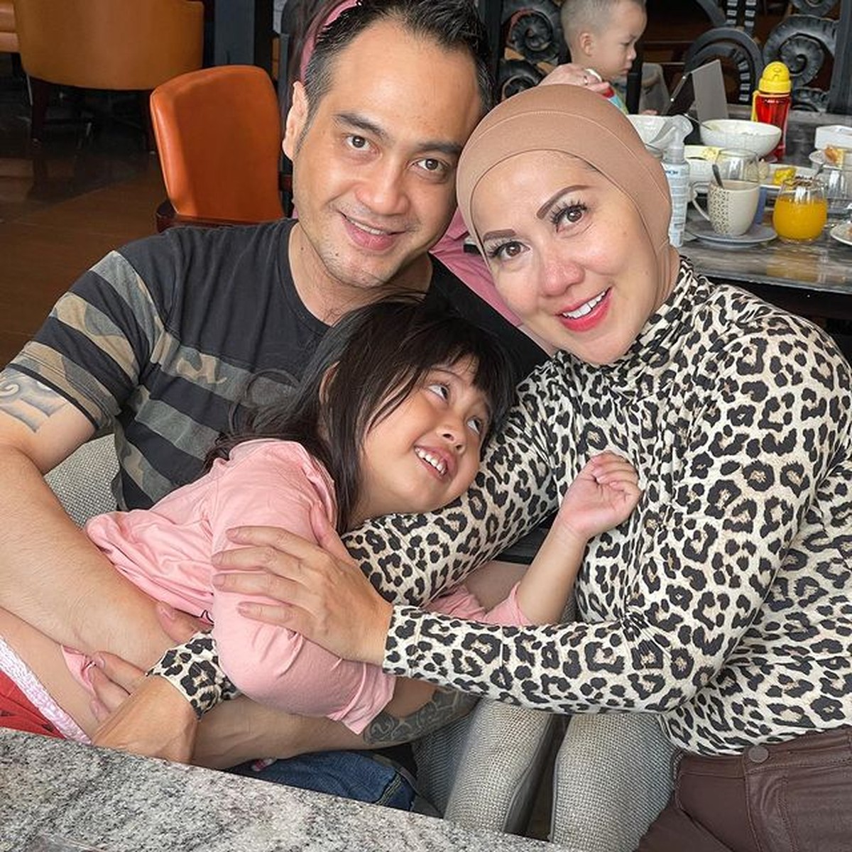 Venna Melinda dan Ferry Irawan diduga menjalin hubungan asmara setelah memamerkan potret kebersamaan mereka&period; Yuk intip&excl;