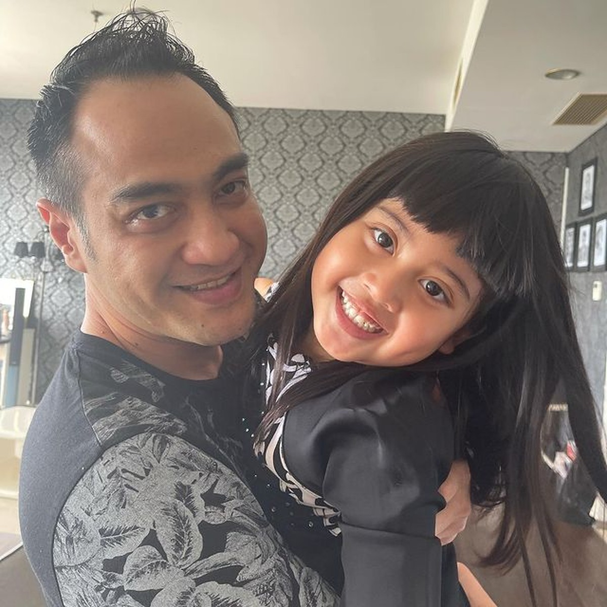 Venna Melinda dan Ferry Irawan diduga menjalin hubungan asmara setelah memamerkan potret kebersamaan mereka&period; Yuk intip&excl;