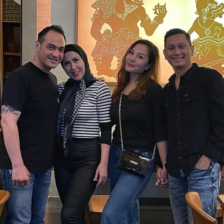 7 Potret Venna Melinda & Ferry Irawan Pamer Kebersamaan Venna Melinda dan Ferry Irawan diduga menjalin hubungan asmara setelah memamerkan potret kebersamaan mereka. Yuk intip!