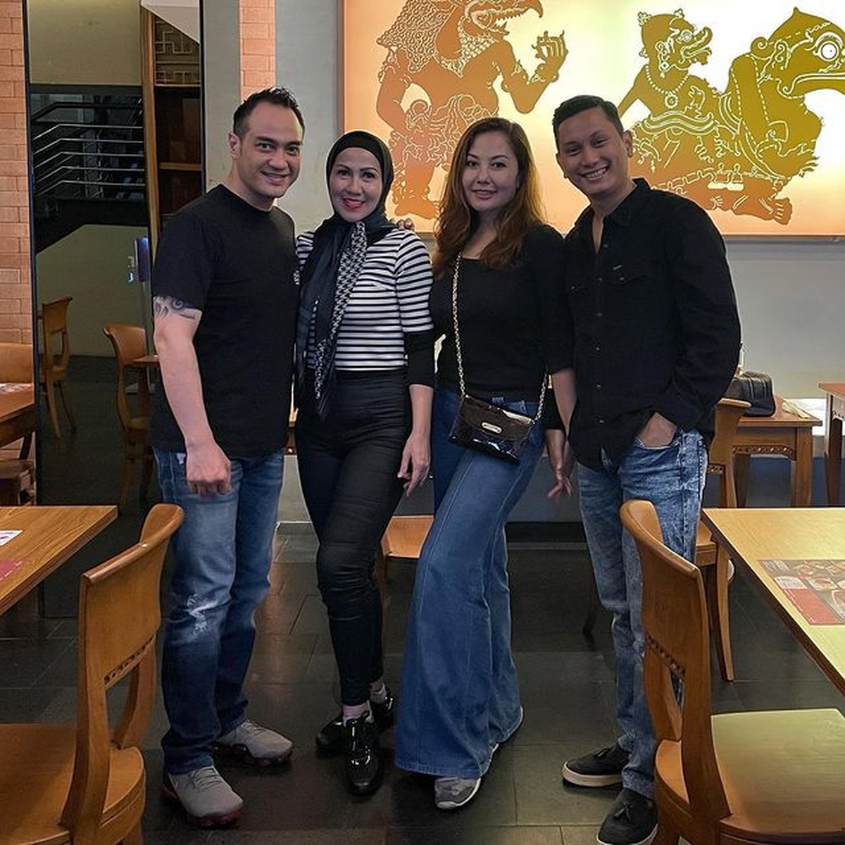 Venna Melinda dan Ferry Irawan diduga menjalin hubungan asmara setelah memamerkan potret kebersamaan mereka&period; Yuk intip&excl;