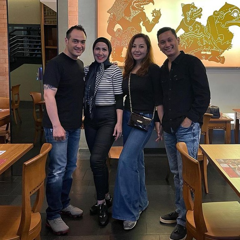 Venna Melinda dan Ferry Irawan diduga menjalin hubungan asmara setelah memamerkan potret kebersamaan mereka. Yuk intip!