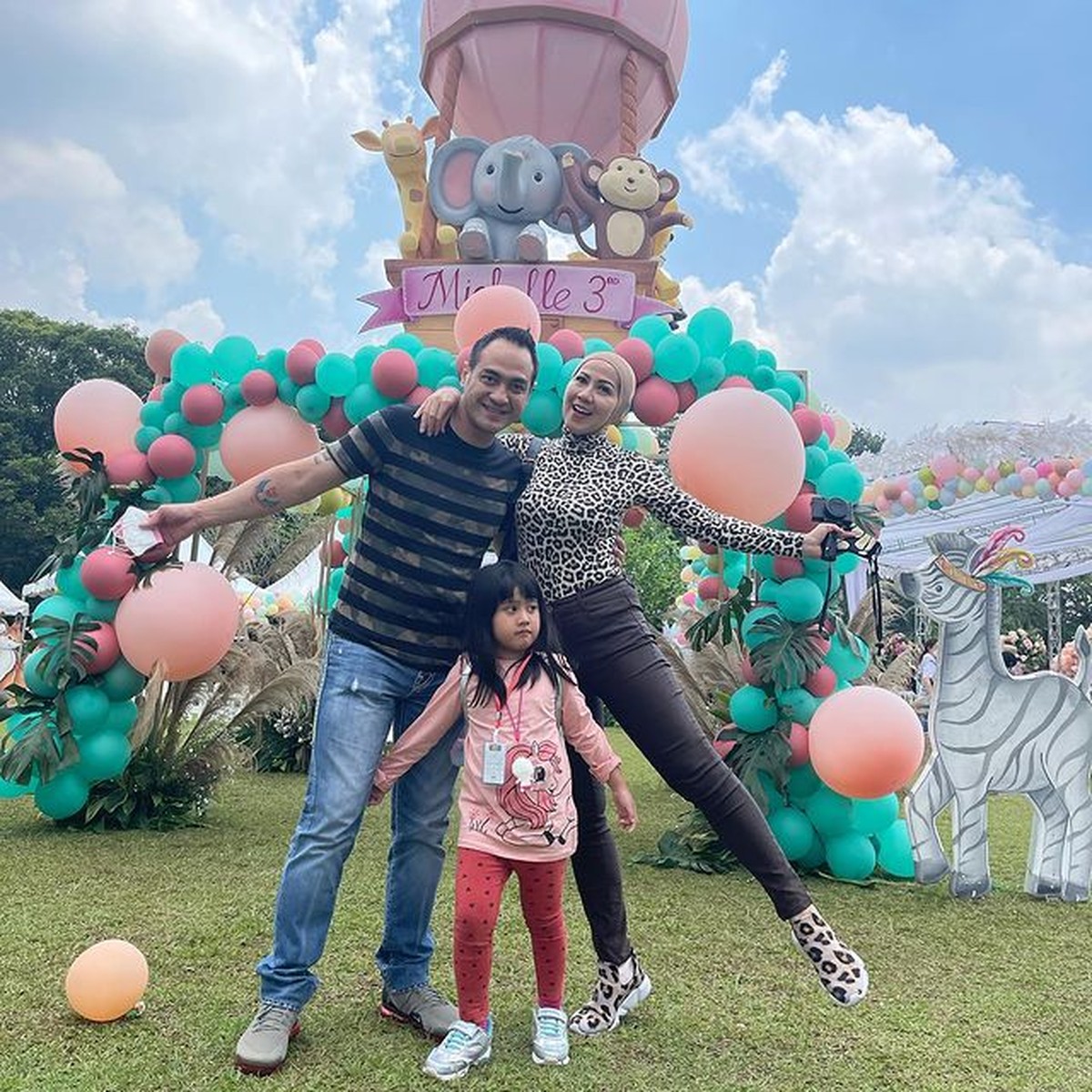 Venna Melinda dan Ferry Irawan diduga menjalin hubungan asmara setelah memamerkan potret kebersamaan mereka&period; Yuk intip&excl;