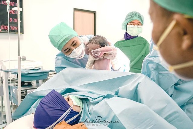 8 Detik-detik Haru Nathalie Holscher Melahirkan Anak Pertama Kebahagiaan tengah menyelimuti keluarga Sule, Nathalie Holscher telah berhasil melahirkan anak pertamanya (12/12). Yuk intip momennya!