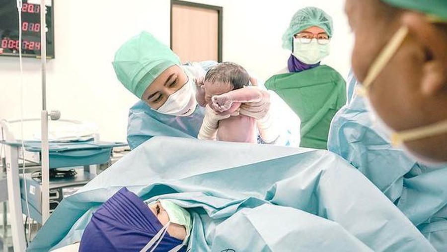 Kebahagiaan tengah menyelimuti keluarga Sule, Nathalie Holscher telah berhasil melahirkan anak pertamanya (12/12). Yuk intip momennya!