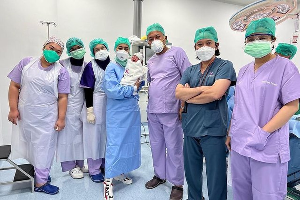 Kebahagiaan tengah menyelimuti keluarga Sule&comma; Nathalie Holscher telah berhasil melahirkan anak pertamanya &lpar;12&sol;12&rpar;&period; Yuk intip momennya&excl;