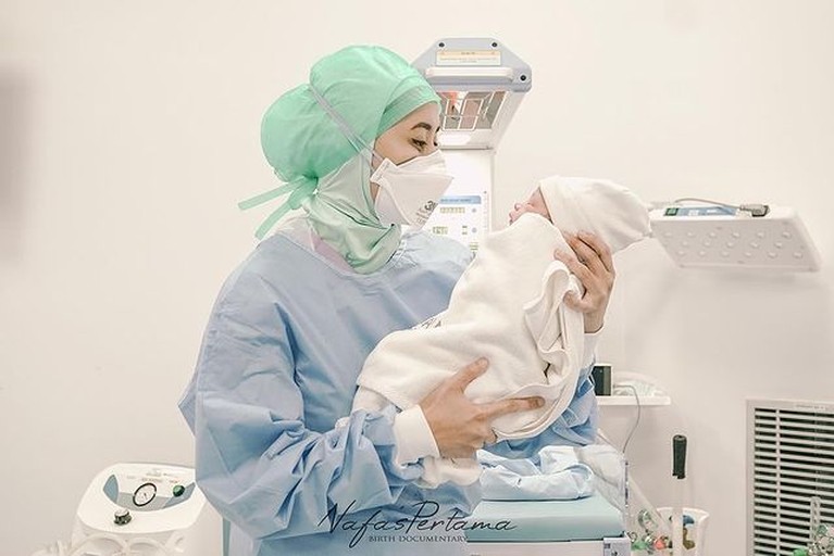 Kebahagiaan tengah menyelimuti keluarga Sule, Nathalie Holscher telah berhasil melahirkan anak pertamanya (12/12). Yuk intip momennya!