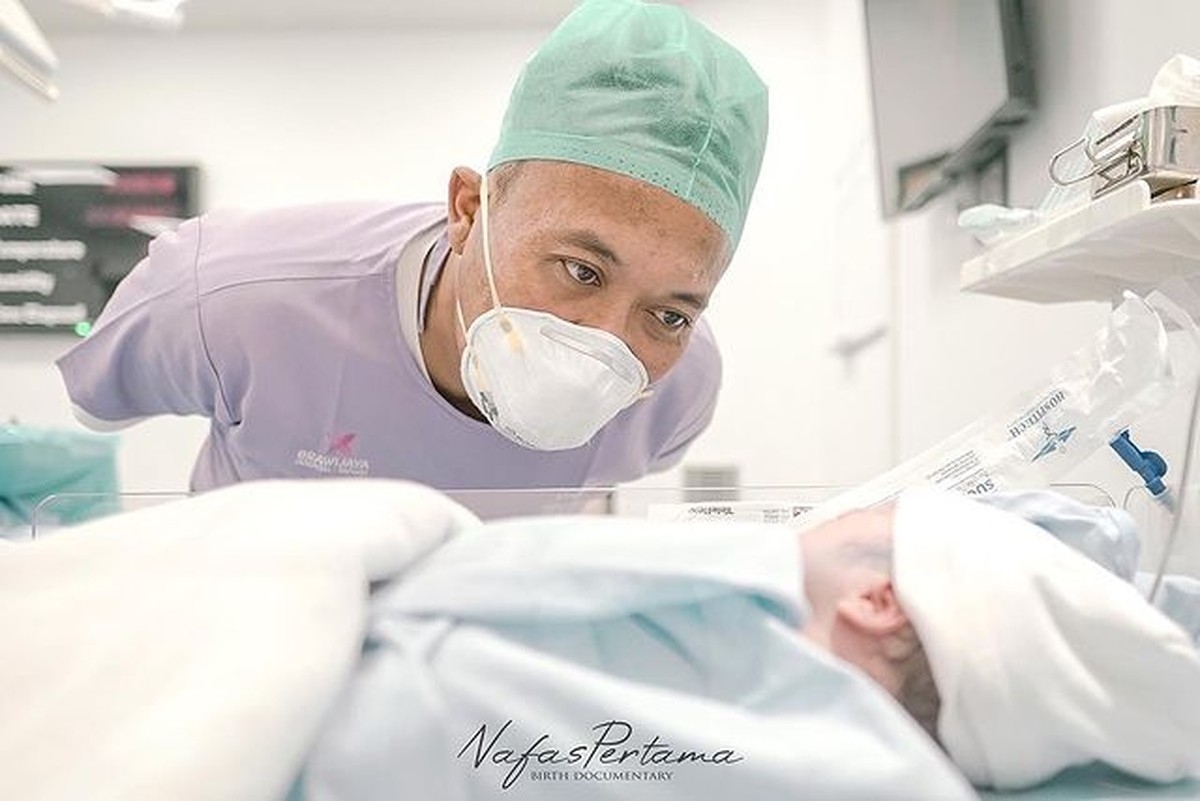 Kebahagiaan tengah menyelimuti keluarga Sule&comma; Nathalie Holscher telah berhasil melahirkan anak pertamanya &lpar;12&sol;12&rpar;&period; Yuk intip momennya&excl;