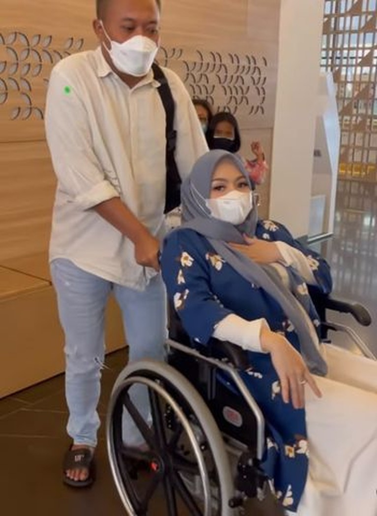 Kebahagiaan tengah menyelimuti keluarga Sule, Nathalie Holscher telah berhasil melahirkan anak pertamanya (12/12). Yuk intip momennya!