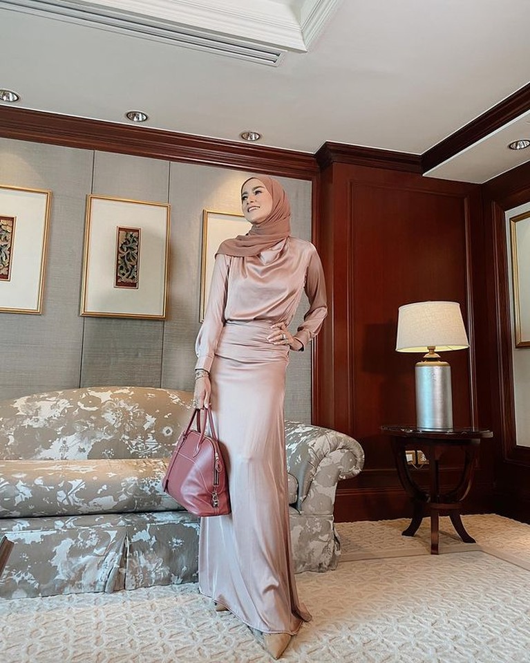 Olla Ramlan wanita satu-satunya yang memakai hijab masuk nominasi wanita tercantik dunia 2021 versi TC Candler. Yuk intip ootdnya!
