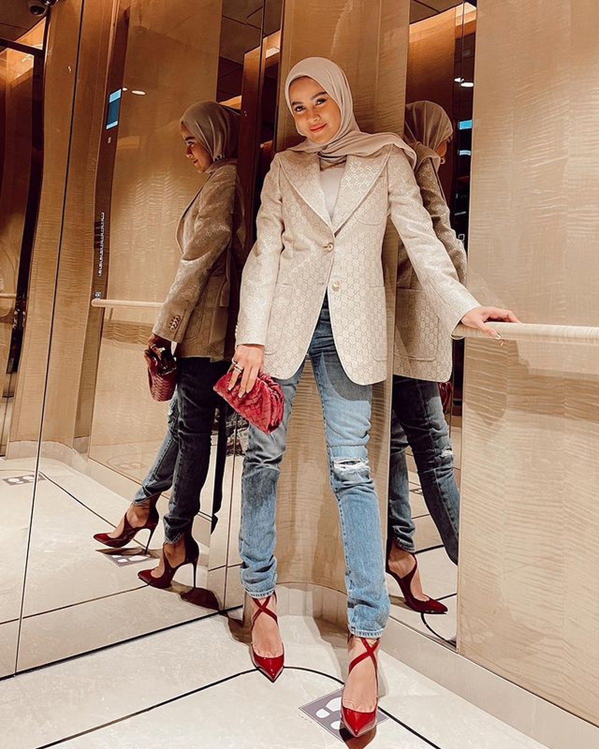 Olla Ramlan wanita satu-satunya yang memakai hijab masuk nominasi wanita tercantik dunia 2021 versi TC Candler&period; Yuk intip ootdnya&excl;