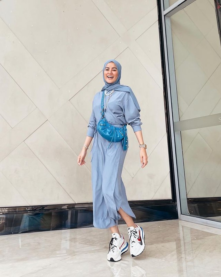 8 OOTD Olla Ramlan Berhijab Masuk Nominasi Wanita Tercantik di Dunia 2021 Olla Ramlan wanita satu-satunya yang memakai hijab masuk nominasi wanita tercantik dunia 2021 versi TC Candler. Yuk intip ootdnya!