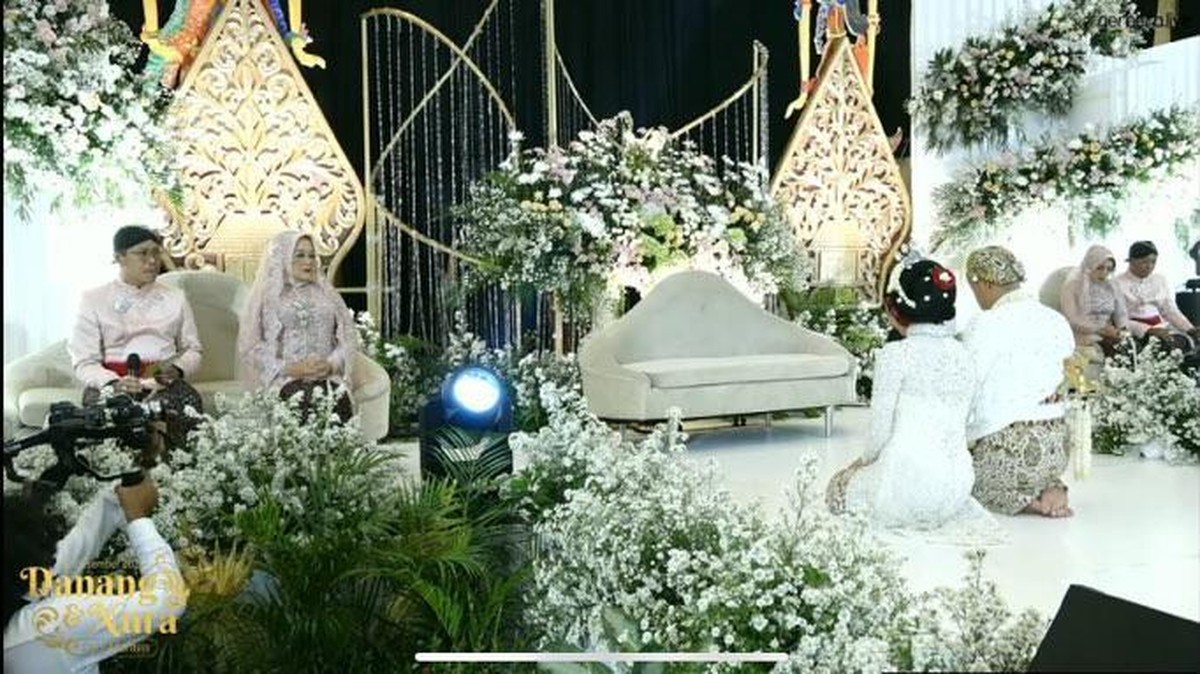 Danang DA resmi mempersunting Hemas Nura dan kini menjadi sepasang suami istri pada Minggu &lpar;12&sol;12&rpar;&period; Yuk intip potretnya&excl;