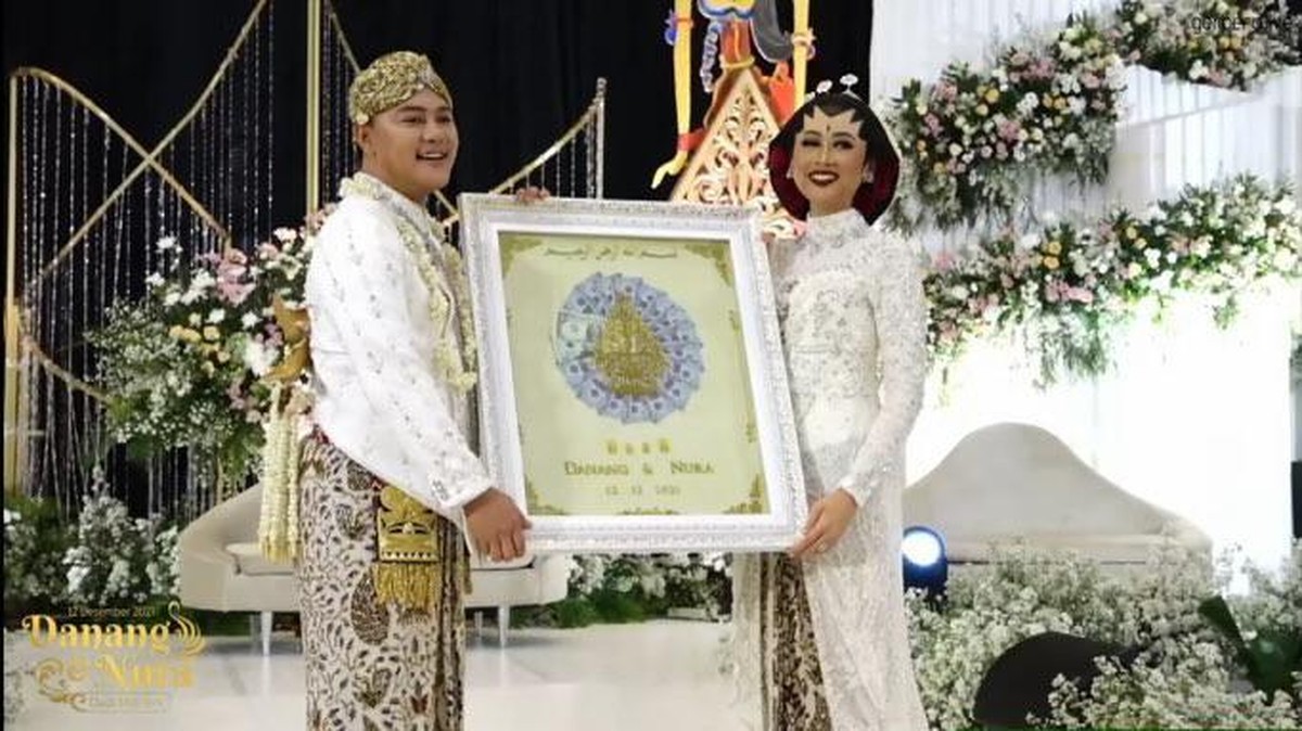 Danang DA resmi mempersunting Hemas Nura dan kini menjadi sepasang suami istri pada Minggu &lpar;12&sol;12&rpar;&period; Yuk intip potretnya&excl;