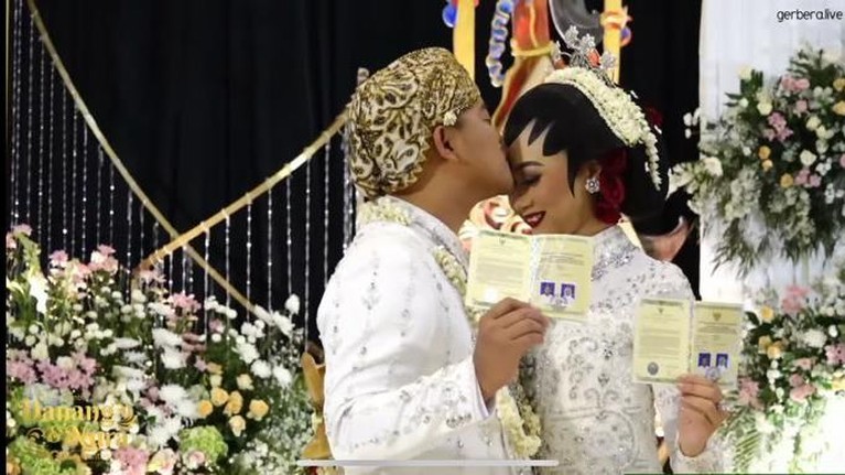 9 Potret Bahagia Danang DA & Hemas Nura Kini Resmi Jadi Suami Istri Danang DA resmi mempersunting Hemas Nura dan kini menjadi sepasang suami istri pada Minggu (12/12). Yuk intip potretnya!