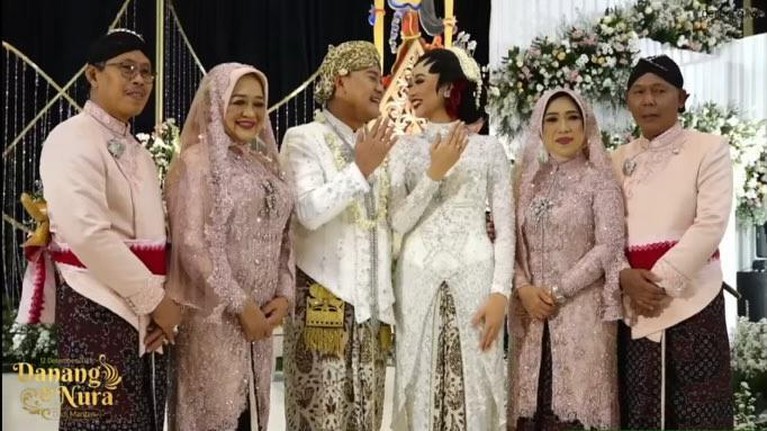 9 Potret Bahagia Danang DA & Hemas Nura Kini Resmi Jadi Suami Istri Danang DA resmi mempersunting Hemas Nura dan kini menjadi sepasang suami istri pada Minggu (12/12). Yuk intip potretnya!