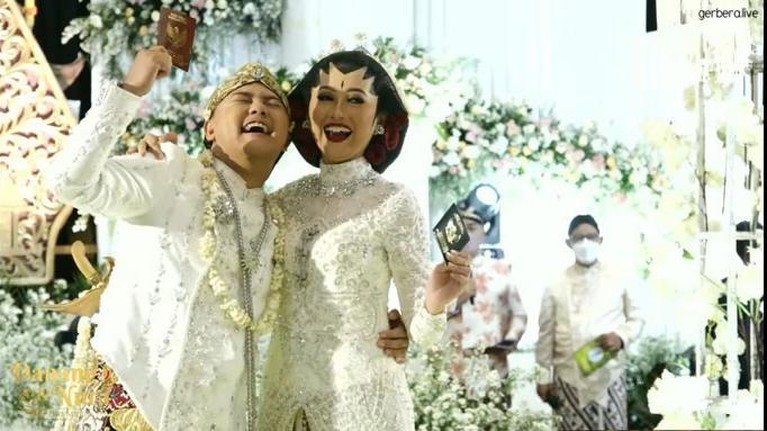 Danang DA resmi mempersunting Hemas Nura dan kini menjadi sepasang suami istri pada Minggu (12/12). Yuk intip potretnya!
