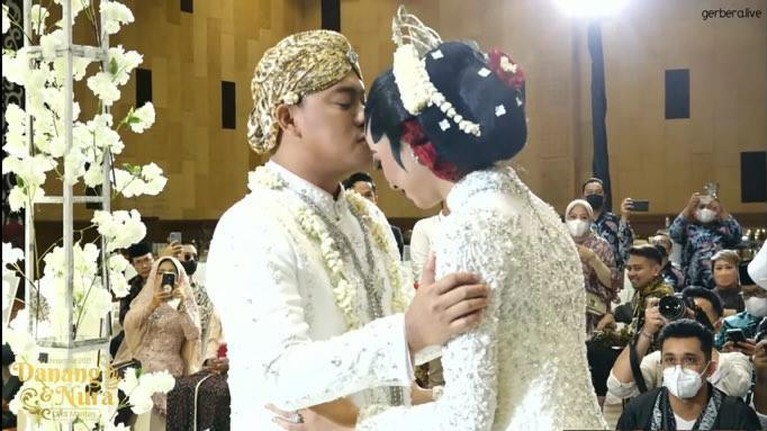 9 Potret Bahagia Danang DA & Hemas Nura Kini Resmi Jadi Suami Istri Danang DA resmi mempersunting Hemas Nura dan kini menjadi sepasang suami istri pada Minggu (12/12). Yuk intip potretnya!