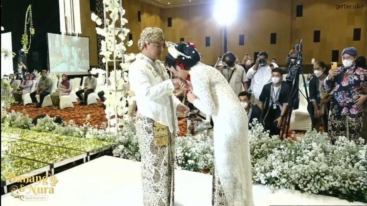 Danang DA resmi mempersunting Hemas Nura dan kini menjadi sepasang suami istri pada Minggu &lpar;12&sol;12&rpar;&period; Yuk intip potretnya&excl;