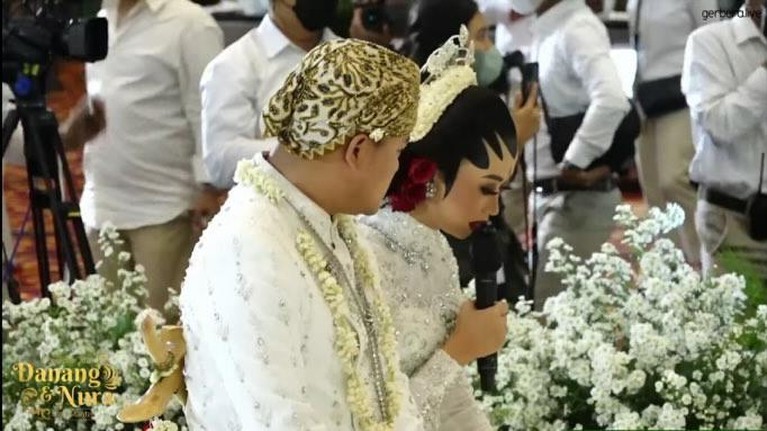 9 Potret Bahagia Danang DA & Hemas Nura Kini Resmi Jadi Suami Istri Danang DA resmi mempersunting Hemas Nura dan kini menjadi sepasang suami istri pada Minggu (12/12). Yuk intip potretnya!
