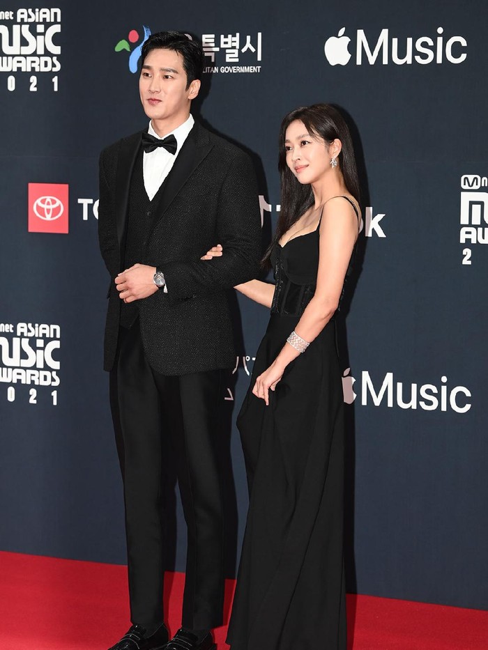 Pasangan Ahn Bo Hyun dan Jo Bo Ah tampil serasi di red carpet MAMA 2021. Aktor dan aktris yang satu ini pun memang dikonfirmasi tampil dalam proyek drama baru, yaitu Military Prosecutor Doberman yang akan tayang di tahun 2022./ Foto: soompi.com