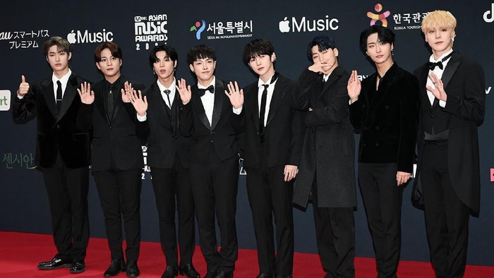 Boy group ATEEZ pun tak mau ketinggalan. Para anggotanya tampil dengan busana serba hitam pula, namun tetap memancarkan aura menarik yang beda dari yang lainnya!/ Foto: soompi.com