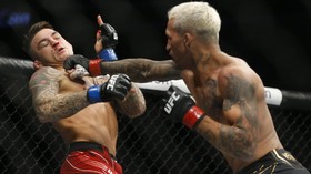 FOTO: Oliveira Si Raja Submission Buat Poirier Menyerah