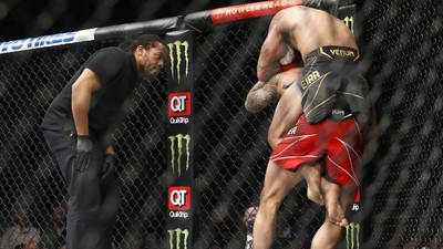 Rear Naked Choke Sambil Berdiri, Charles Oliveira Raja Submission UFC