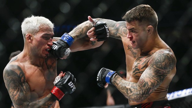 Charles Oliveira berhasil mempertahankan gelar kelas ringan UFC usai menang submission atas Dustin Poirier di ronde ketiga UFC 269.